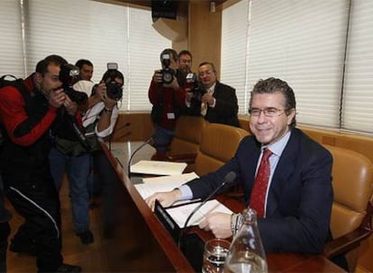 El consejero Francisco Granados sonríe minutos antes de empezar su comparecencia en la Asamblea de Madrid.