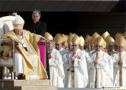 El Papa oficia la misa en Colón flanqueado por 130 obispos y 12 cardenales. Al comienzo de la ceremonia, el arzobispo de Madrid y presidente de la Conferencia Episcopal Española, cardenal Antonio María Rouco Varela, ha agradecido al Papa su defensa "del derecho a la vida frente a toda agresión que la amenaza, especialmente frente a la violencia terrorista".