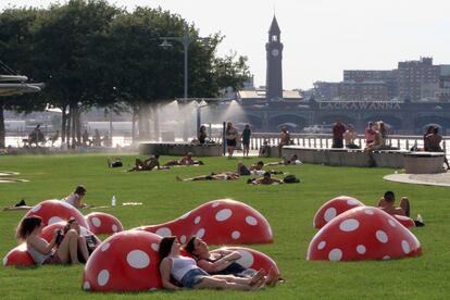 Varias personas en el parque del Hudson River en Nueva York, el 5 de julio de 2012, descansan sobre las esculturas de Yayoi Kusama ‘Señales hacia el nuevo espacio’, en el césped del Pier 45. A finales de la década de los sesenta Yayoi Kusama desarrolla una práctica artística alejada de lo material, centrada en la participación del público y la performance. Inmigrante en Estados Unidos, adopta una postura inconformista y abiertamente provocadora manifestándose a favor de los derechos de los homosexuales, denunciando las discriminaciones de raza y de género, parodiando y criticando la política estadounidense y protestando contra la guerra de Vietnam a través de su arte de instalación y multimedia.