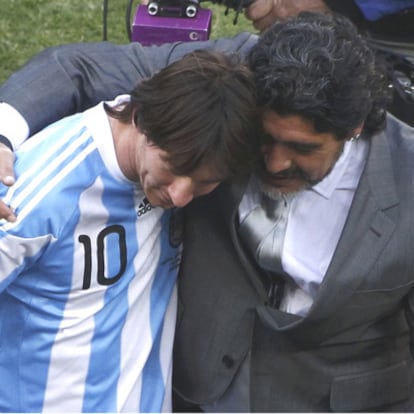 Maradona abraza a Messi tras el partido.