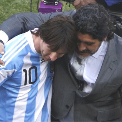 Maradona abraza a Messi tras el partido.