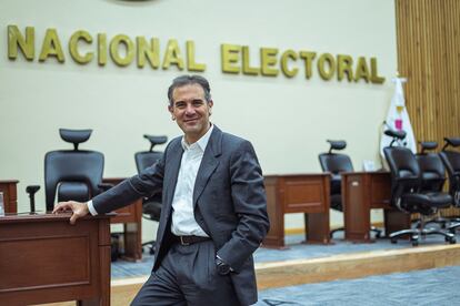 Lorenzo Córdova Vianello, presidente del Instituto Nacional Electoral, en la sala de sesiones del consejo general del INE.
