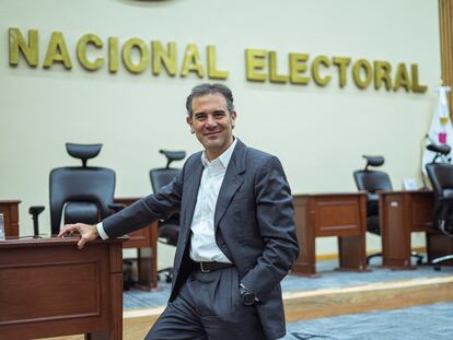 Lorenzo Córdova, presidente del Instituto Nacional Electoral, en la sala de sesiones del consejo general del INE.