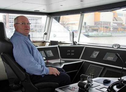 Bill Dykstra, capitán de la barcaza, en el puente de mando.