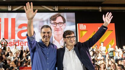 El presidente del Gobierno, Pedro Sánchez, con el candidato socialista a la Generalitat, Salvador Illa, el jueves en un acto de campaña en Sant Boi de Llobregat.