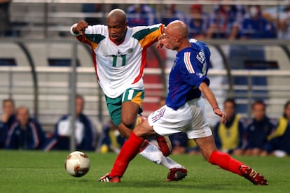 El Hadji Diouf durante un partido contra Francia en el Mundial de 2002.