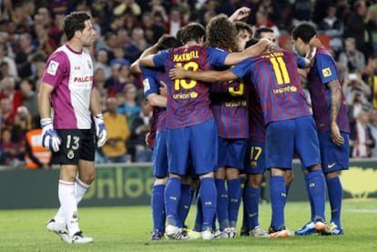 Los jugadores del Barça celebran el segundo gol de Messi l Racing de Santander en la octava jornada de Liga.