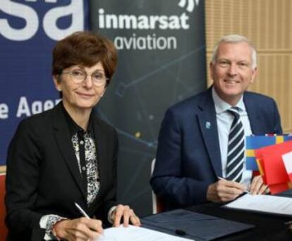 Magali Vaissiere, directora of Telecommunications y Aplicaciones Integradas de la ESA, y Phil Balaam, presidente de Inmarsat Aviation.