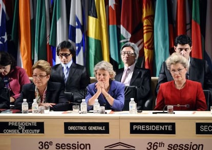 Irina Bokova, en el centro, en la votación sobre la admisión de Palestina.