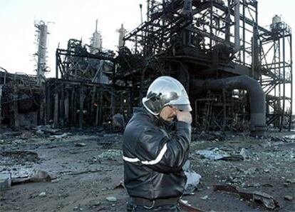 Un bombero argelino ante el complejo gasístico destruido de Skikda.