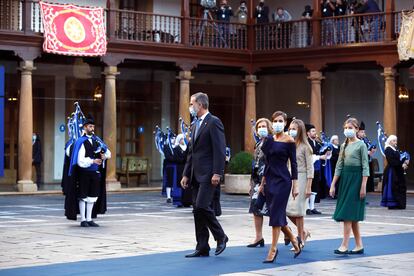 El rey Felipe VI, la reina emérita Sofía, la reina Letizia y las infantas Leonor y Sofía llegan a la ceremonia de entrega de los Premios Princesa de Asturias celebrados este viernes en Oviedo. 
