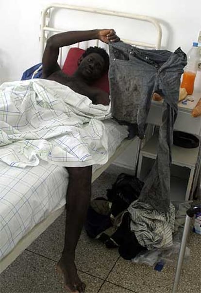 Uno de los inmigrantes ingresados en el hospital de Tetuán.
