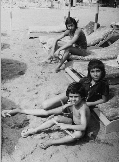 Juan y Antonio, con su primo Josemi, en un playa de Andalucía.