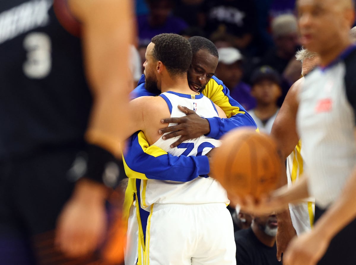 Los Warriors de Stephen Curry se quedan sin playoffs y vislumbran el fin de una era
