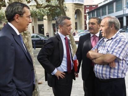 Comerciantes hablan con José Luis Bilbao y el candidato a lehendakari del PNV, Iñigo Urkullu.