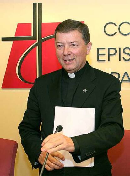 El portavoz de la Conferencia Episcopal, Juan Antonio Martínez Camino, presenta el documento.