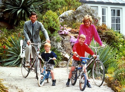 La familia siguió apareciendo como tal durante los siguientes años, pero como ambos contaron tiempo después, su matrimonio estaba roto. En la imagen, los cuatro montando en bicicleta en Tresco, en las islas Sorlingas, al sur de Inglaterra, a finales de los años ochenta.