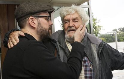 Martiño Noriega y Xosé Manuel Beiras se abrazan al llegar a la asamblea.