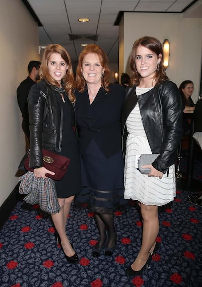 Sarah Ferguson, custodiada por sus hijas Eugenia y Beatriz.