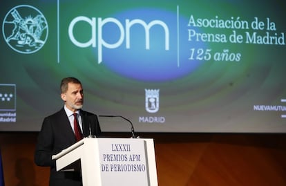 Los reyes Felipe VI y Letizia presidieron ayer la entrega de las ediciones de 2019 y 2020 de los premios de la Asociación de la Prensa de Madrid, que no pudieron celebrarse el pasado año a causa de la pandemia. El Rey aseguró que “el ejercicio de un periodismo en libertad es consustancial a la democracia”. Los galardones reconocieron en esta edición a Francisco Giménez-Alemán, Carlos Franganillo, Carlos Alsina, Clara Jiménez Cruz, Jaime Santirso, Constantino Mediavilla, Fernando Peinado, Elena Jiménez, Laura Galaup y Manuel Rico.