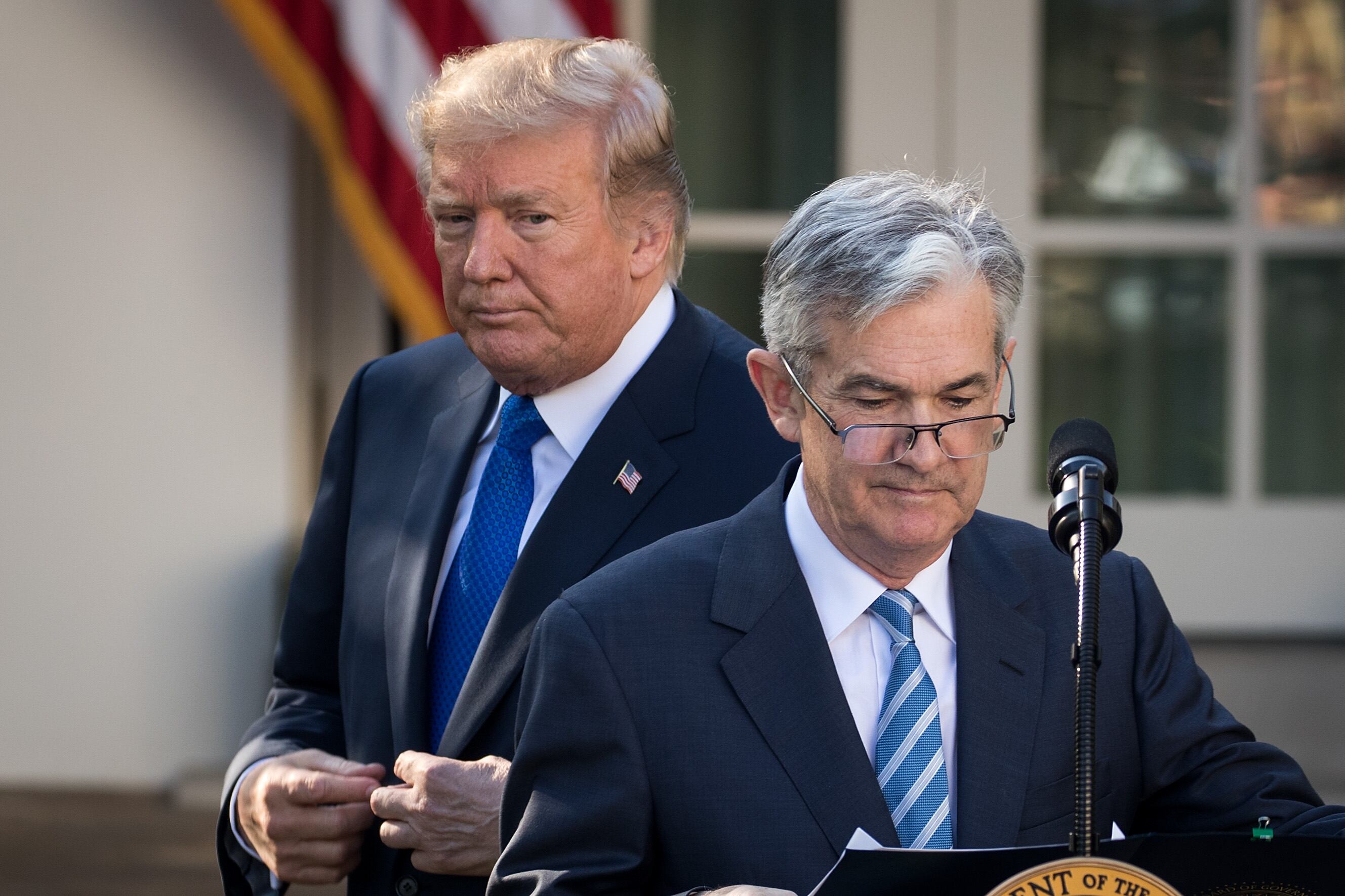 El recién reelegido Donald Trump junto al presidente de la Reserva Federal, Jerome Powell, durante la rueda de prensa en la que Powell fue propuesto como presidente de la Fed.