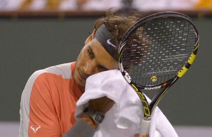 Nadal se seca el sudor durante el duelo ante Dolgopolov.