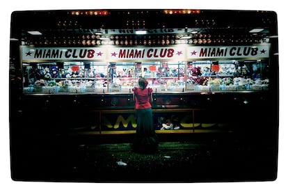 La calle del Infierno, es como se conoce tradicionalmente al parque de atracciones contiguo al Real. En la imagen, una mujer contempla una de las atracciones.