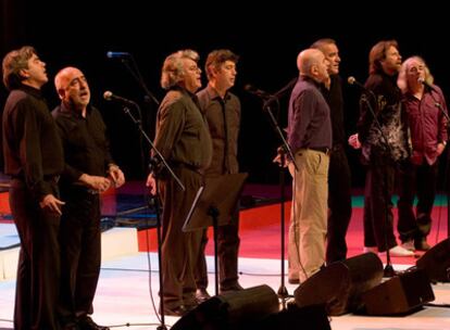 Los participantes en el proyecto <b><i>Gu Gira</b></i> cantan juntos en el escenario del Kursaal en abril de 2009. De izquierda a derecha, Gorka Knörr, Urko, Pantxoa eta Peio, Xeberri, Gontzal Mendibil, Txomin Artola y Anje Duhalde.