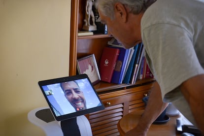 José Trueba Rodríguez llama a su hijo Álvaro con la ayuda del robot Temi, el 26 de julio de 2024.