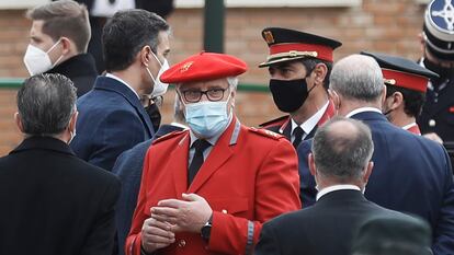 En una imagen de archivo, el presidente Pedro Sánchez habla con el mayor de los Mossos, Josep Lluís Trapero, durante un acto simbólico de destrucción de armas.