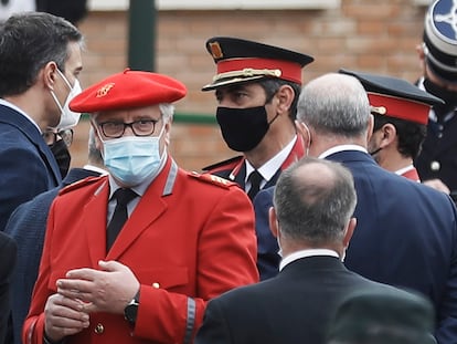 En una imagen de archivo, el presidente Pedro Sánchez habla con el mayor de los Mossos, Josep Lluís Trapero, durante un acto simbólico de destrucción de armas.