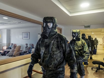 Members of the military arrive at a residence in Alcalá de Henares, Madrid, to carry out disinfections.