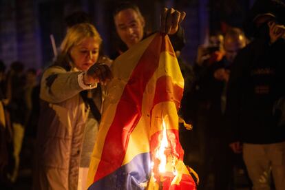 Dos personas queman una estelada frente a la Delegación del Gobierno en Barcelona. 
