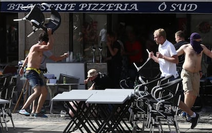 Ultras rusos se enfrentan a radicales ingleses en Marsella.