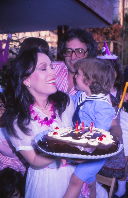 Massiel y Carlos Zayas en el tercer cumpleaños de su hijo Aitor en 1980.