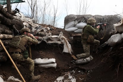 Soldados ucranios disparan con rifles de asalto este lunes desde una trinchera en la línea del frente con las tropas rusas en la región de Lugansk.