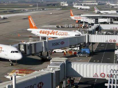 Aviones de Easyjet en el aeropuerto parisino de Orly.