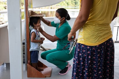 Apenas llega el barco y sube la gente, a los pacientes se les mide, se les pesa y se les examina las funciones vitales. Como si llegaran a un hospital, pero que viene por el río. 