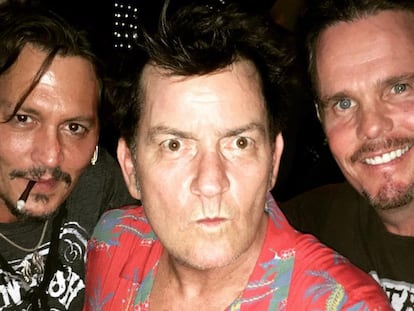 De izquierda a derecha: los actores Johnny Depp, Charlie Sheen y Kevin Dillon, en la foto publicada en Instagram.