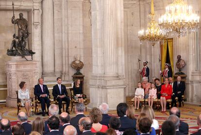 El rey Juan Carlos, junto a la Reina Sofía, los Príncipes de Asturias, las Infantas Leonor, Sofía, Elena, Margarita y Pilar, durante la ceremonia celebrada en el Salón de Columnas del Palacio Real.