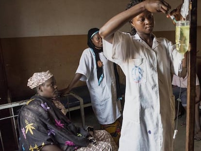 Una mujer recibe atenci&oacute;n m&eacute;dica por parte de una enfermera en Bamako (Mal&iacute;).