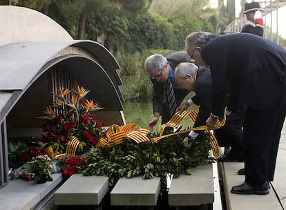 Joan Saura, Josep Lluís Carod Rovira y José Montilla en la ofrenda floral a la tumba de Lluís Companys.