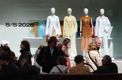 Varias personas realizan compras en comercios en la Gran Via, en el centro de Madrid.