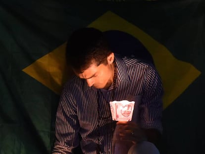 Homem participa de oração em frente ao Palácio do Planalto pela solução pacífica da crise, no último dia 7 de abril.