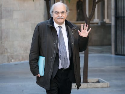 El exconsejero de Economía de la Generalitat, Andreu Mas-Colell, saluda a los periodistas en el Palau de la Generalitat el pasado 6 de abril.