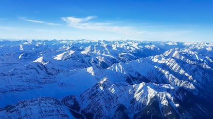 Vista panorámica de las Montañas Rocosas canadienses desde el helicóptero.