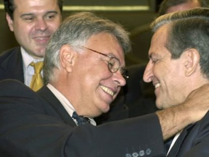 Los expresidentes Felipe Gonz&aacute;lez y Adolfo Su&aacute;rez se saludan en un acto oficial en 2002.