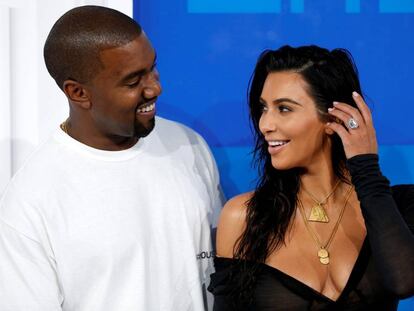 Kanye West y Kim Kardashian se miran con complicidad en la MTV Video Music Awards, que se celebró anoche en Nueva York.