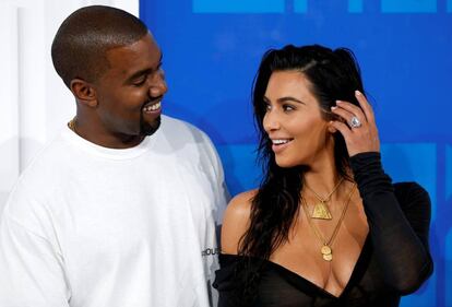 Kanye West y Kim Kardashian se miran con complicidad en la MTV Video Music Awards, que se celebró anoche en Nueva York.