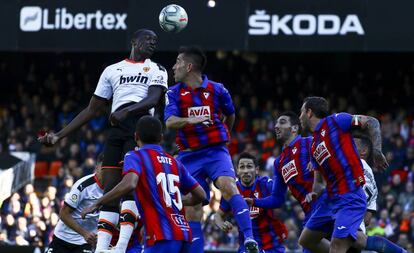 Mouctar Diakhaby cabecea el balón rodeado de rivales.  